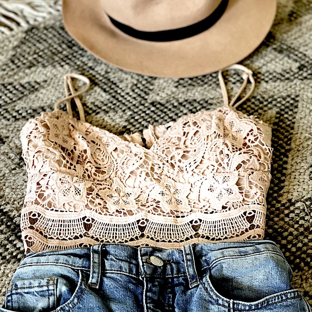 KENDALL & KYLIE floral and lace crop top . 🌞💐